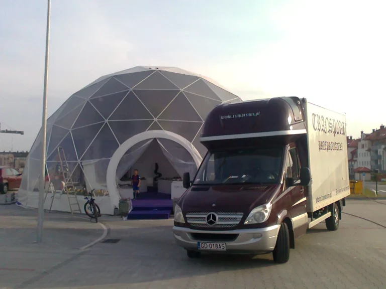 Bagażówki Gdańsk Transteambus podczas obsługi transportowej przy namiocie eventowym