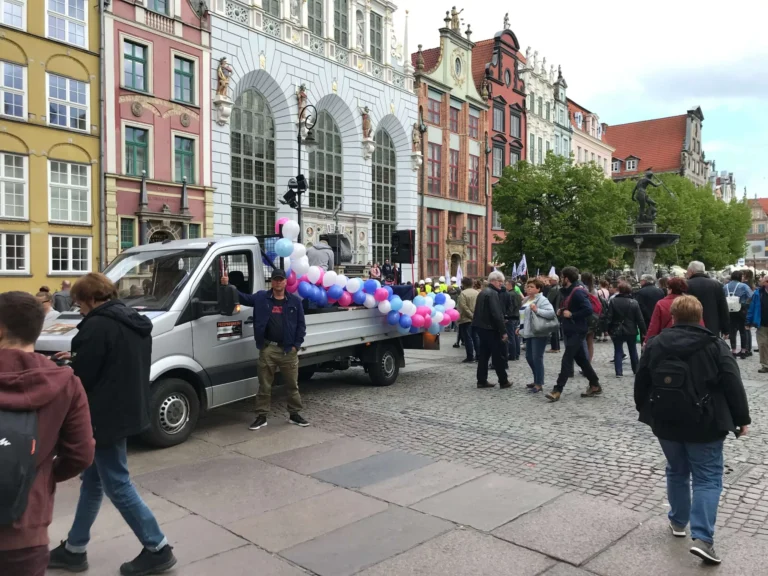 Bagażówki Gdańsk Transteambus obsługujące wydarzenie na Długim Targu przy fontannie Neptuna - kompleksowe usługi transportowe