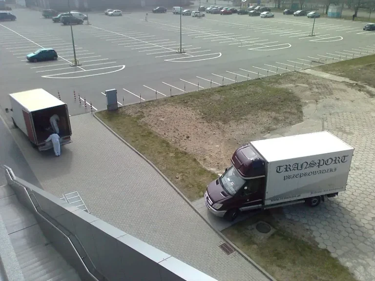 Pracownicy ładujący sprzęt do aut - firma transportowa Gdańsk i bus busy towarowe bagażowe