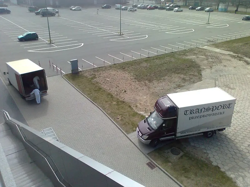 Pracownicy ładujący sprzęt do aut - firma transportowa Gdańsk i bus busy towarowe bagażowe