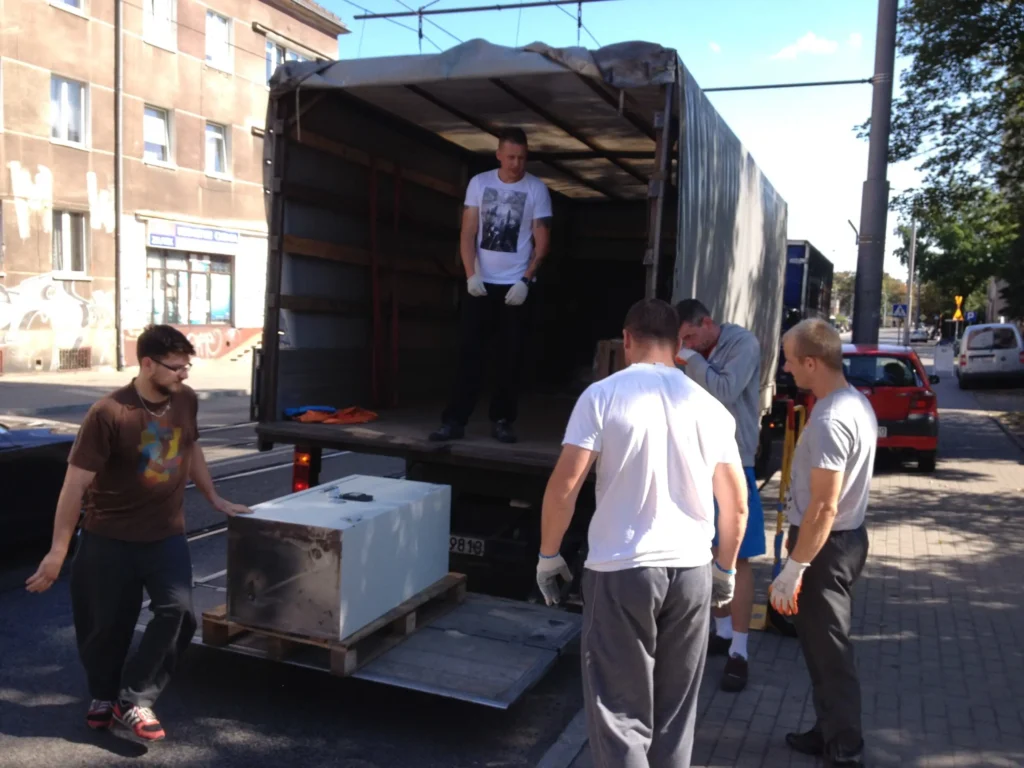 Pracownicy z firmy transportowej realizujący transport przewóz towarów rzeczy Gdańsk z wniesieniem ze znoszeniem