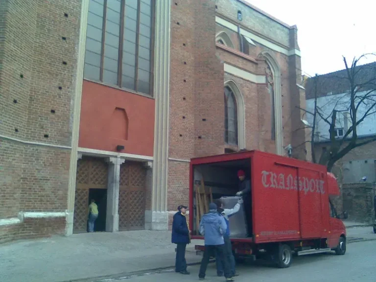 Ekipa firmy Transteambus realizująca transport i przeprowadzki Gdańsk w historycznym budynku - usługi transportowe
