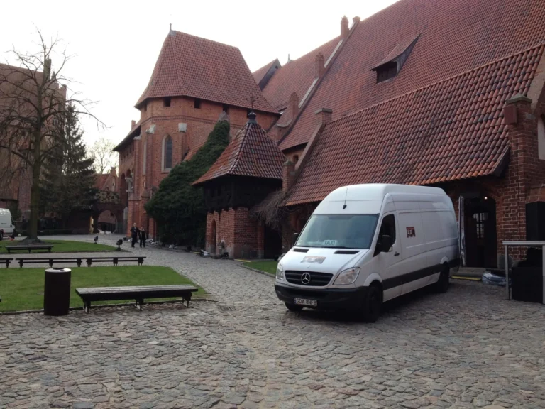 Bus firmy transportowej Gdańsk zaparkowany przy Zamku w Malborku - kompleksowe usługi transportowe