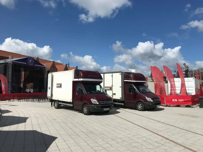 Taxi bagażowe Gdańsk Transteambus obsługujące logistykę wydarzenia plenerowego przy scenie
