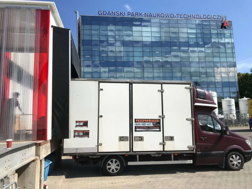 Samochód dostawczy firmy Transteambus podczas załadunku przy Gdańskim Parku Naukowo-Technologicznym - usługi transportowe Gdańsk
