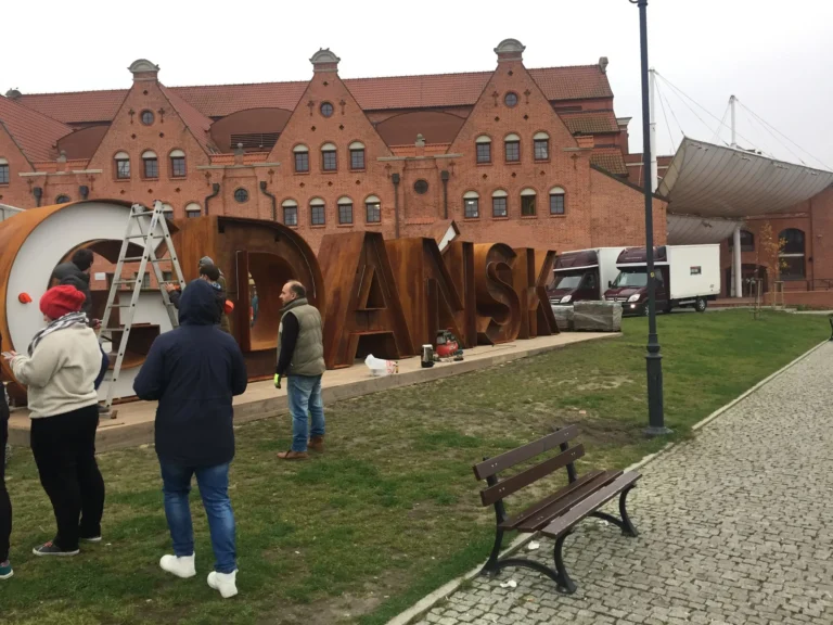 Nasza firma transportowa Gdańsk w trakcie pracy przy słynnym napisie - profesjonalne usługi transportowe Gdańsk
