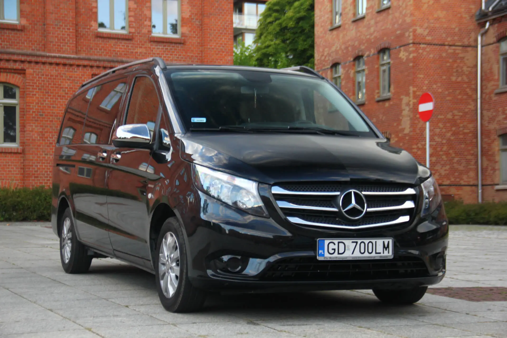 Komfortowy samochód osobowy marki Mercedes wykorzystywany do usług przewóz osób Gdańsk przez firmę Transteambus